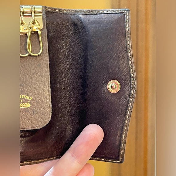 Gucci Monogram Four Key Holder With 16 Inch Unbranded Gold Chain - Picture 12 of 16